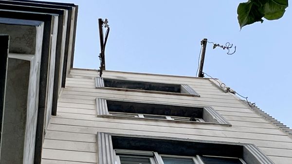 Şanlıurfa'nın Siverek ilçesinde bir binanın dış cephe boyası sırasında asma iskelenin halatının kopması sonucu düşen 2 işçi hayatını kaybetti - Sputnik Türkiye