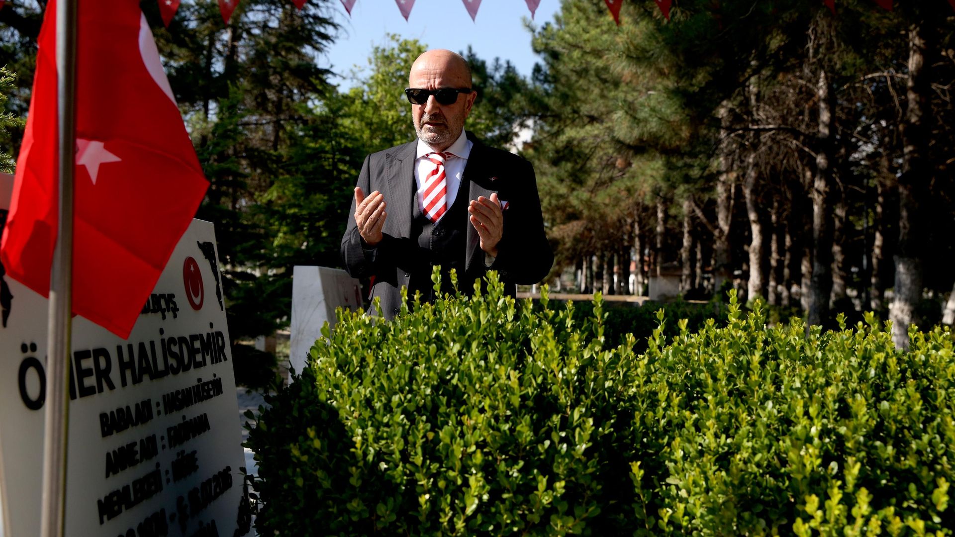 Emekli Korgeneral Zekai Aksakallı, şehit Ömer Halisdemir'in mezarını ziyaret etti Emekli Korgeneral Zekai Aksakallı, şehit Ömer Halisdemir'in mezarını ziyaret etti - Sputnik Türkiye, 1920, 15.07.2026