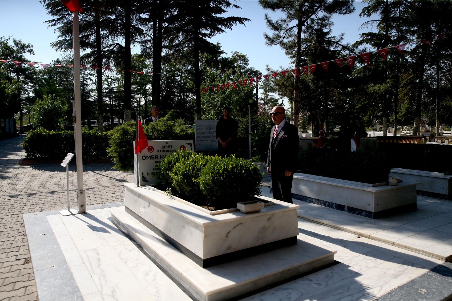 Emekli Korgeneral Zekai Aksakallı, şehit Ömer Halisdemir'in mezarını ziyaret etti Emekli Korgeneral Zekai Aksakallı, şehit Ömer Halisdemir'in mezarını ziyaret etti - Sputnik Türkiye, 1920, 15.07.2026