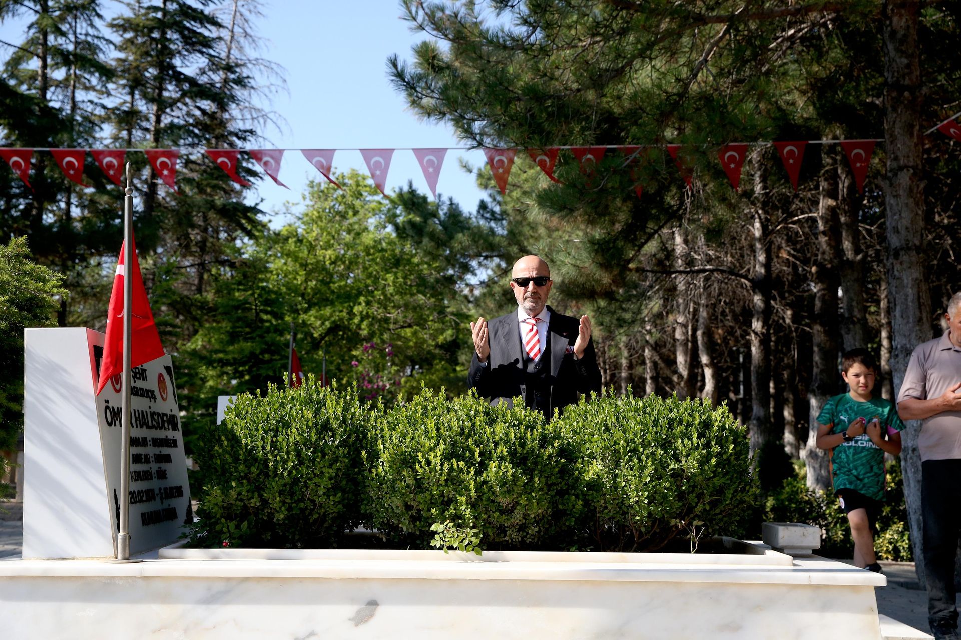 Emekli Korgeneral Zekai Aksakallı, şehit Ömer Halisdemir'in mezarını ziyaret etti Emekli Korgeneral Zekai Aksakallı, şehit Ömer Halisdemir'in mezarını ziyaret etti - Sputnik Türkiye, 1920, 15.07.2026