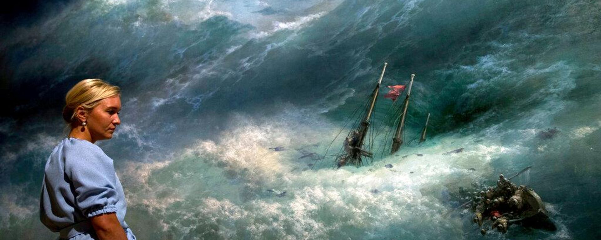 Moskova'daki Tretyakov Müzesi'nde bir kadın Ivan Aivazovsky'nin 'Dalga' tablosuna bakıyor - Sputnik Türkiye, 1920, 15.07.2026
