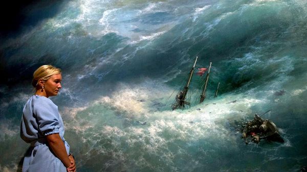 Moskova'daki Tretyakov Müzesi'nde bir kadın Ivan Aivazovsky'nin 'Dalga' tablosuna bakıyor - Sputnik Türkiye