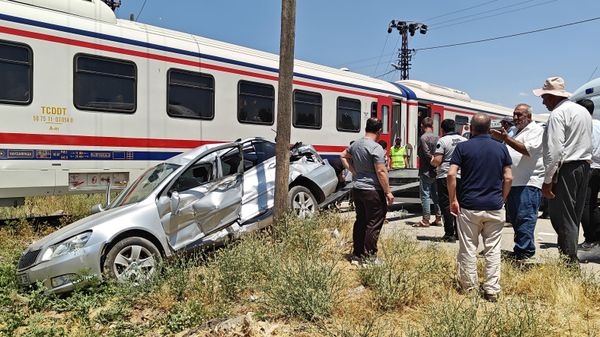 Yolcu treninin çarptığı otomobildeki 3 kişi yaralandı - Sputnik Türkiye