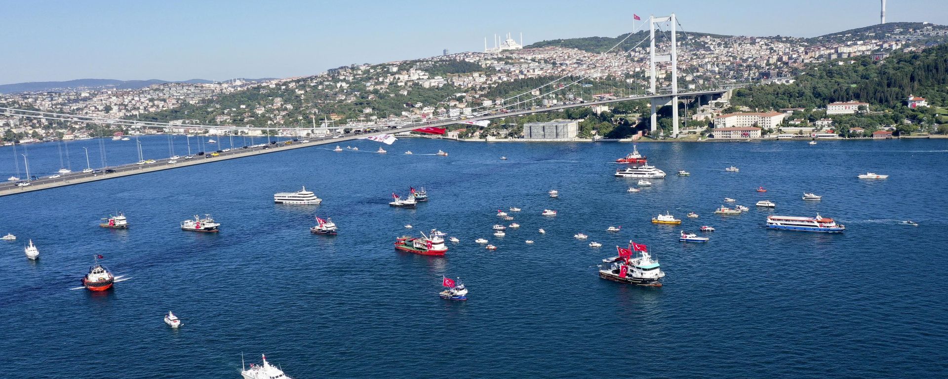 İstanbul Boğazı'nda 253 gemiyle 15 Temmuz Deniz Korteji düzenlendi - Sputnik Türkiye, 1920, 15.07.2026