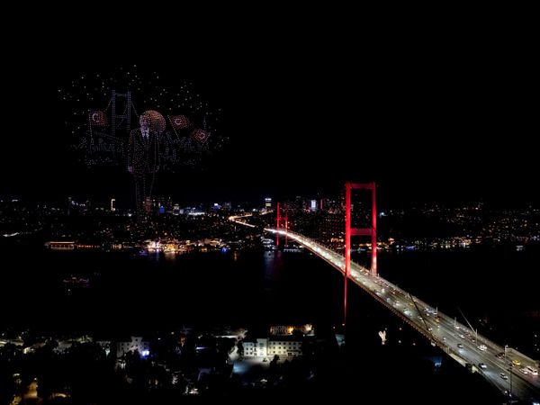 15 Temmuz'un 10. yılında İstanbul semalarında dron gösterisi düzenlendi - Sputnik Türkiye