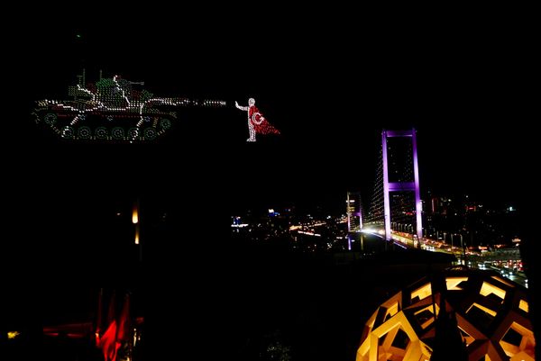 15 Temmuz'un 10. yılında İstanbul semalarında dron gösterisi düzenlendi - Sputnik Türkiye