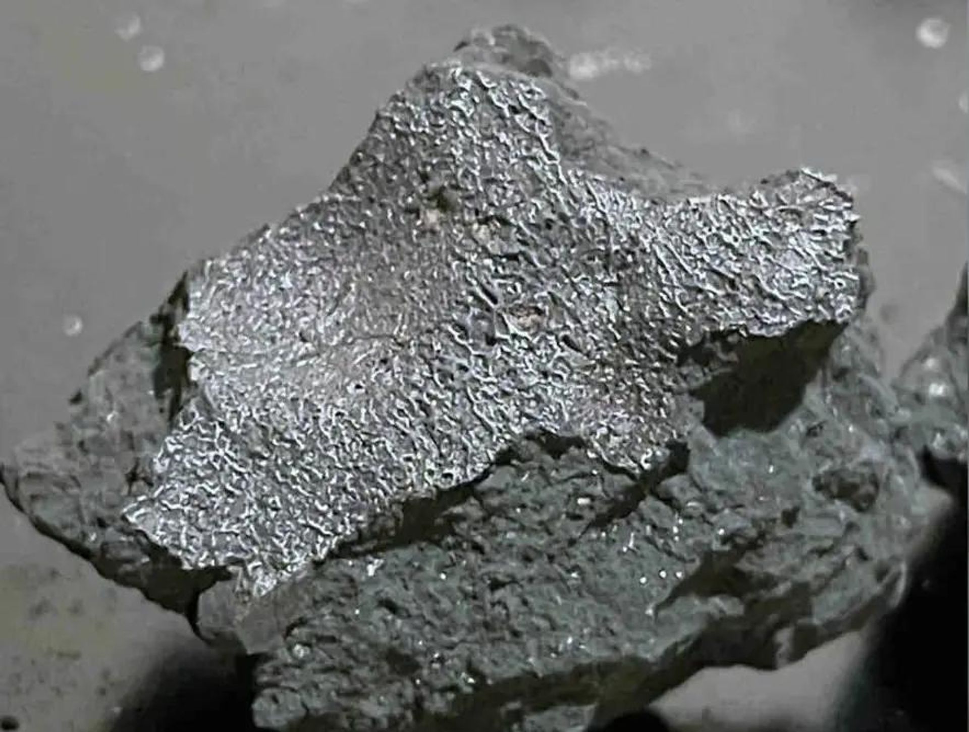 New Jersey'de bir eve düşen meteor parçası - Sputnik Türkiye, 1920, 16.07.2026