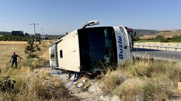 Eskişehir'de yolcu otobüsü şarampole devrildi - Sputnik Türkiye