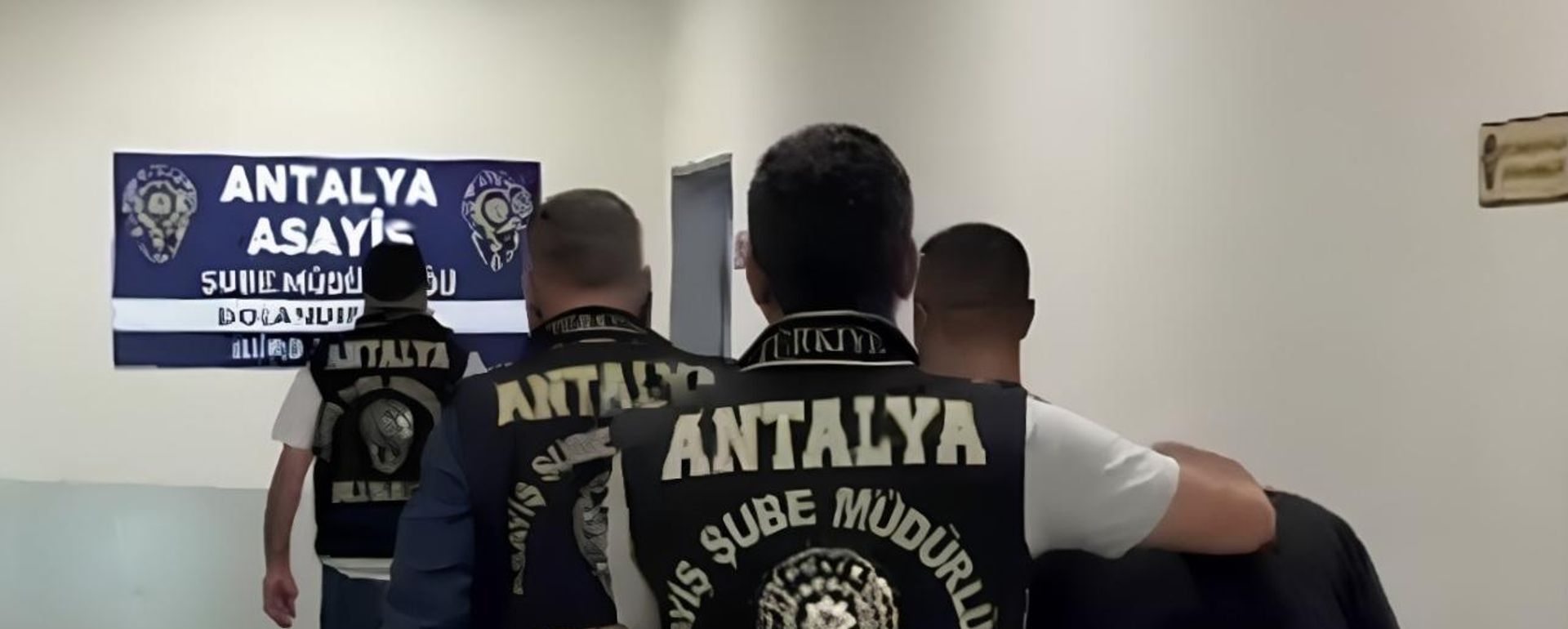 Antalya'da kuyumculara sahte altın diş satan 4 zanlı tutuklandı
 - Sputnik Türkiye, 1920, 17.07.2026