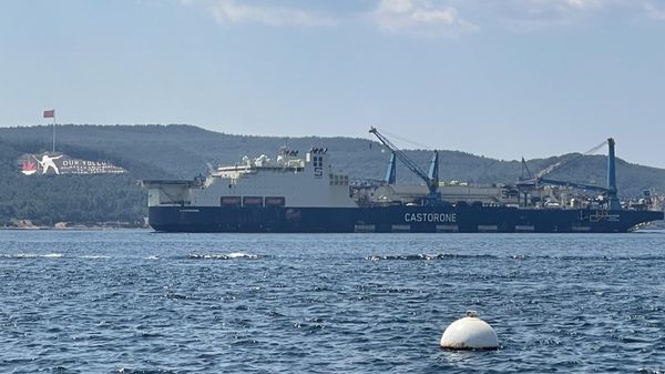 Derin denizde boru döşeme gemisi 'Castorone', Çanakkale Boğazı'ndan geçti - Sputnik Türkiye