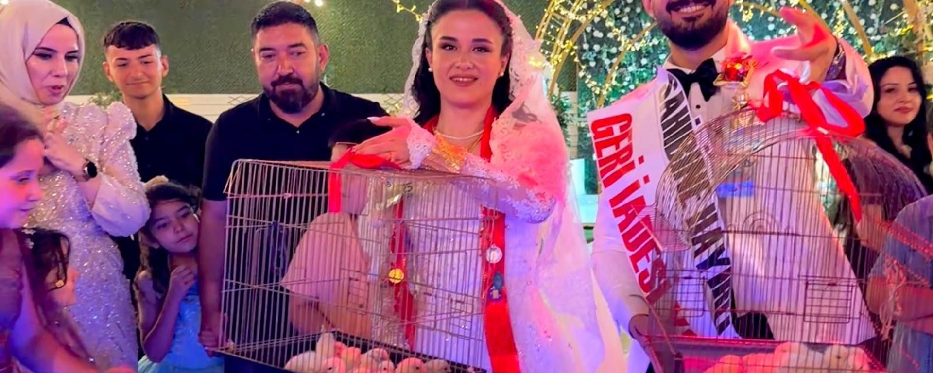 Kahramanmaraş'ta kebap ustası, geçmişte çırağı olan gence düğününde altın yerine büyütüp değerlendirmesi için 100 civciv hediye etti - Sputnik Türkiye, 1920, 19.07.2026