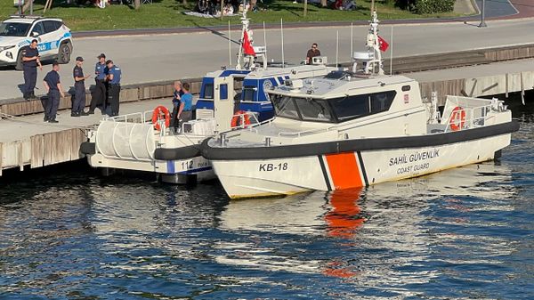 Haliç'te seyreden yolcu teknesinin Atatürk (Unkapanı) Köprüsü'ne temas etmesi sonucu denize düşerek kaybolan görevlinin cansız bedenine ulaşıldı - Sputnik Türkiye