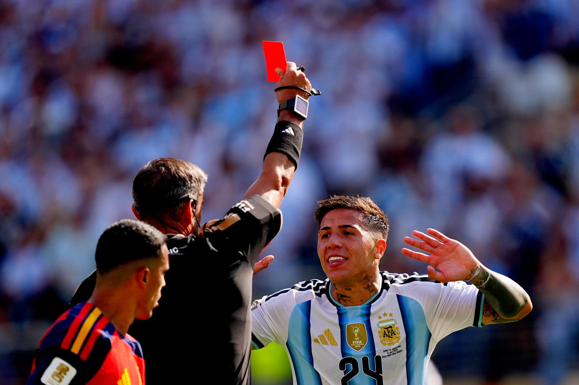 FIFA 2026 Dünya Kupası final maçında, maçın hakemi Slavko Vincic, Arjantin takımı oyuncusu Enzo Fernandez'e, kırmızı kart gösterdi - Sputnik Türkiye, 1920, 20.07.2026
