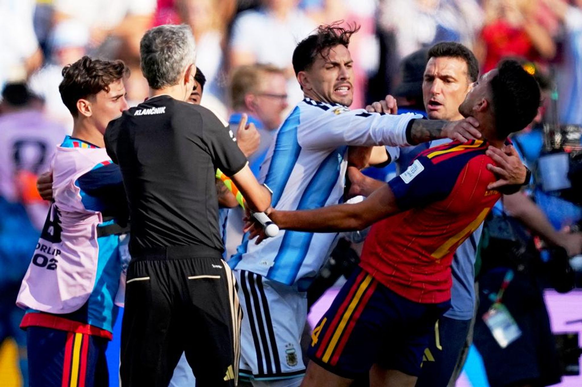 Dünya Kupası final futbol maçında oyuncular arasında kavga çıktı - Sputnik Türkiye, 1920, 20.07.2026