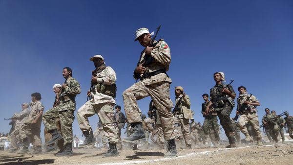 Newly recruited Houthi fighters take part in a gathering in the capital Sanaa to mobilize more fighters to battlefronts to fight pro-government forces in several Yemeni cities, on January 3, 2017 - Sputnik Türkiye