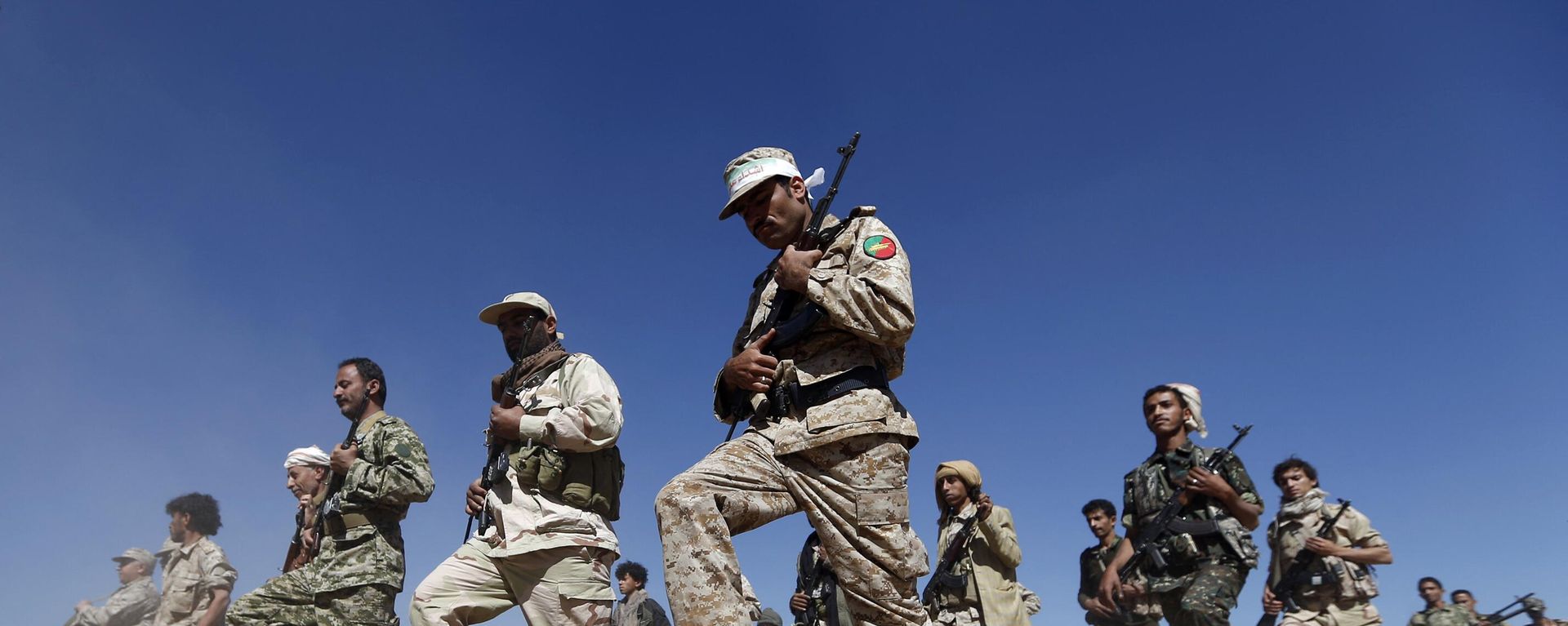Newly recruited Houthi fighters take part in a gathering in the capital Sanaa to mobilize more fighters to battlefronts to fight pro-government forces in several Yemeni cities, on January 3, 2017 Newly recruited Houthi fighters take part in a gathering in the capital Sanaa to mobilize more fighters to battlefronts to fight pro-government forces in several Yemeni cities, on January 3, 2017 - Sputnik Türkiye, 1920, 20.07.2026