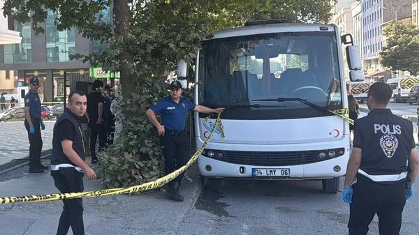 Sultangazi'de bir süredir kendisinden haber alınamayan servis şoförü, aracında ölü bulundu - Sputnik Türkiye