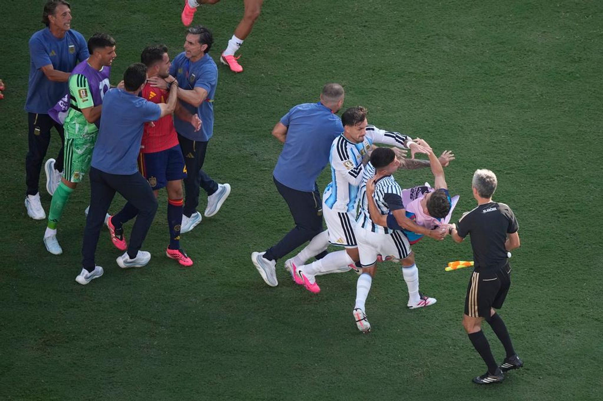 FIFA'dan Arjantin'e soruşturma: Dünya Kupası finalinin ardından yaşanan arbede incelenecek - Sputnik Türkiye, 1920, 21.07.2026