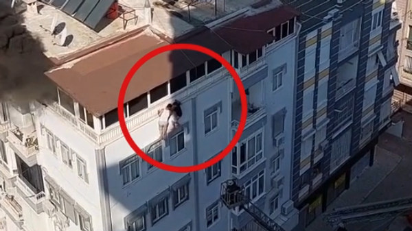 Yangında terasta mahsur kaldılar: Alt katın penceresi üzerinde asılı halde itfaiyeyi beklediler - Sputnik Türkiye
