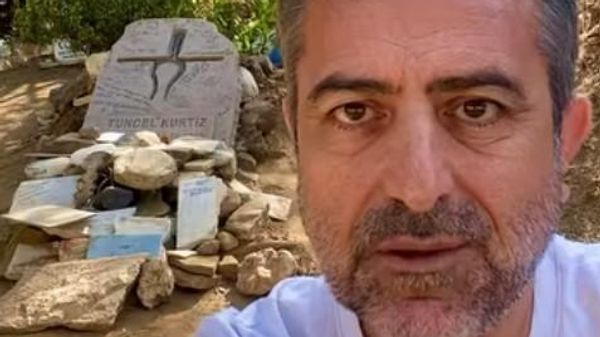 Tuncel Kurtiz'in mezarı - Sputnik Türkiye