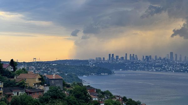 İstanbul'un birçok ilçesinde fırtına etkili oldu - Sputnik Türkiye