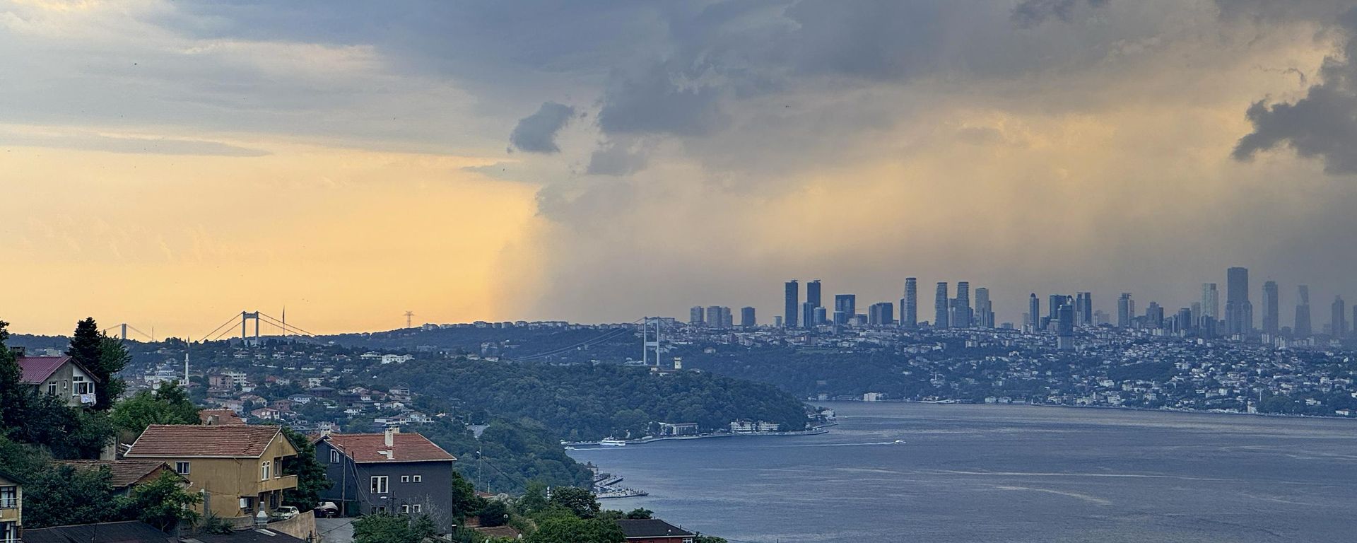 İstanbul'un birçok ilçesinde fırtına etkili oldu - Sputnik Türkiye, 1920, 22.07.2026