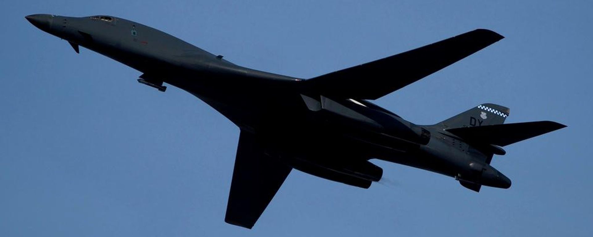 ABD Hava Kuvvetleri'ne ait süpersonik B-1 bombardıman uçağı, 13 Kasım 2023 Pazartesi günü Birleşik Arap Emirlikleri'nin Dubai kentinde düzenlenen Dubai Havacılık Fuarı'nda uçuş gerçekleştiriyor - Sputnik Türkiye, 1920, 23.07.2026