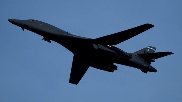 ABD Hava Kuvvetleri'ne ait süpersonik B-1 bombardıman uçağı, 13 Kasım 2023 Pazartesi günü Birleşik Arap Emirlikleri'nin Dubai kentinde düzenlenen Dubai Havacılık Fuarı'nda uçuş gerçekleştiriyor - Sputnik Türkiye