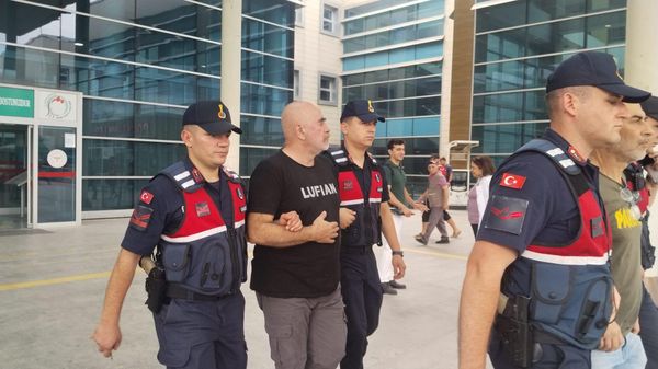 Yönetmen Ezel Akay ve kardeşi uyuşturucu operasyonunda gözaltına alındı - Sputnik Türkiye