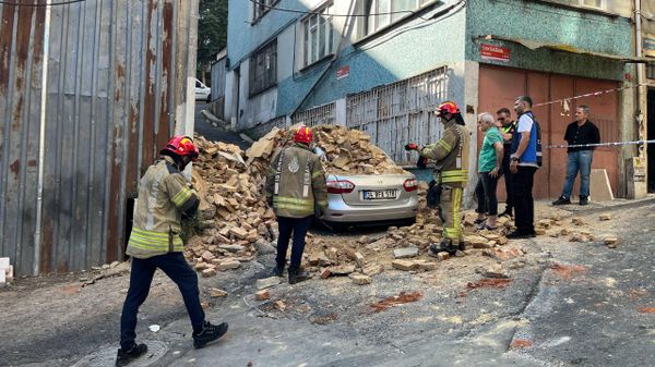 Beyoğlu'nda 2 katlı metruk bina, park halindeki otomobilin üzerine çöktü - Sputnik Türkiye