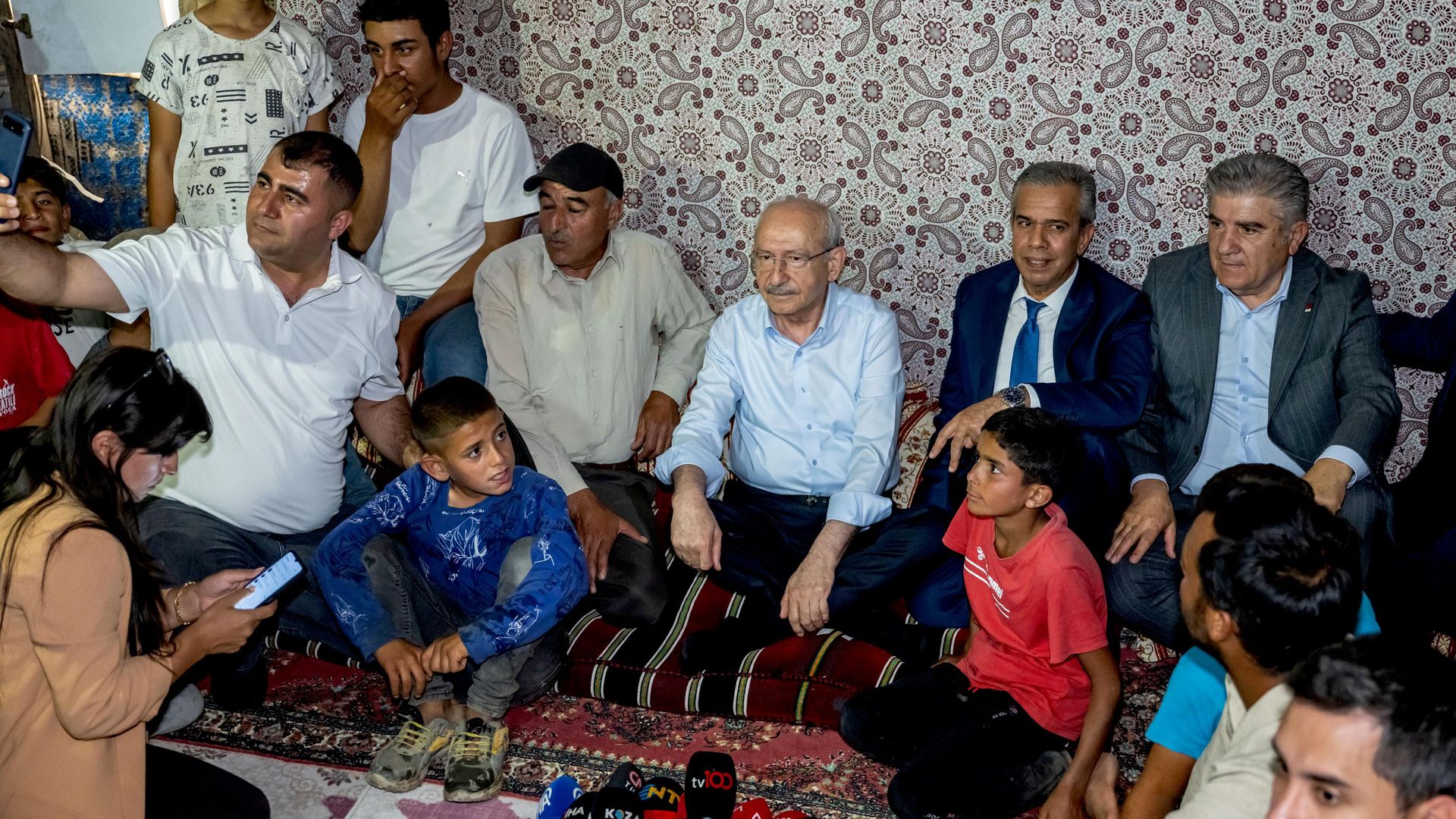 CHP Genel Başkanı Kemal Kılıçdaroğlu, Sincan ilçesine bağlı kırsal Girmeç Mahallesi'ndeki mevsimlik tarım işçileriyle bir araya geldi CHP Genel Başkanı Kemal Kılıçdaroğlu, Sincan ilçesine bağlı kırsal Girmeç Mahallesi'ndeki mevsimlik tarım işçileriyle bir araya geldi - Sputnik Türkiye, 1920, 23.07.2026
