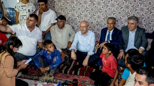 CHP Genel Başkanı Kemal Kılıçdaroğlu,  Sincan ilçesine bağlı kırsal Girmeç Mahallesi'ndeki mevsimlik tarım işçileriyle bir araya geldi - Sputnik Türkiye