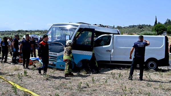 Manisa'nın Şehzadeler ilçesinde özel halk midibüsü ve panelvanın çarpışması sonucu meydana gelen kazada 1 kişi yaşamını yitirdi, 10 kişi yaralandı. - Sputnik Türkiye
