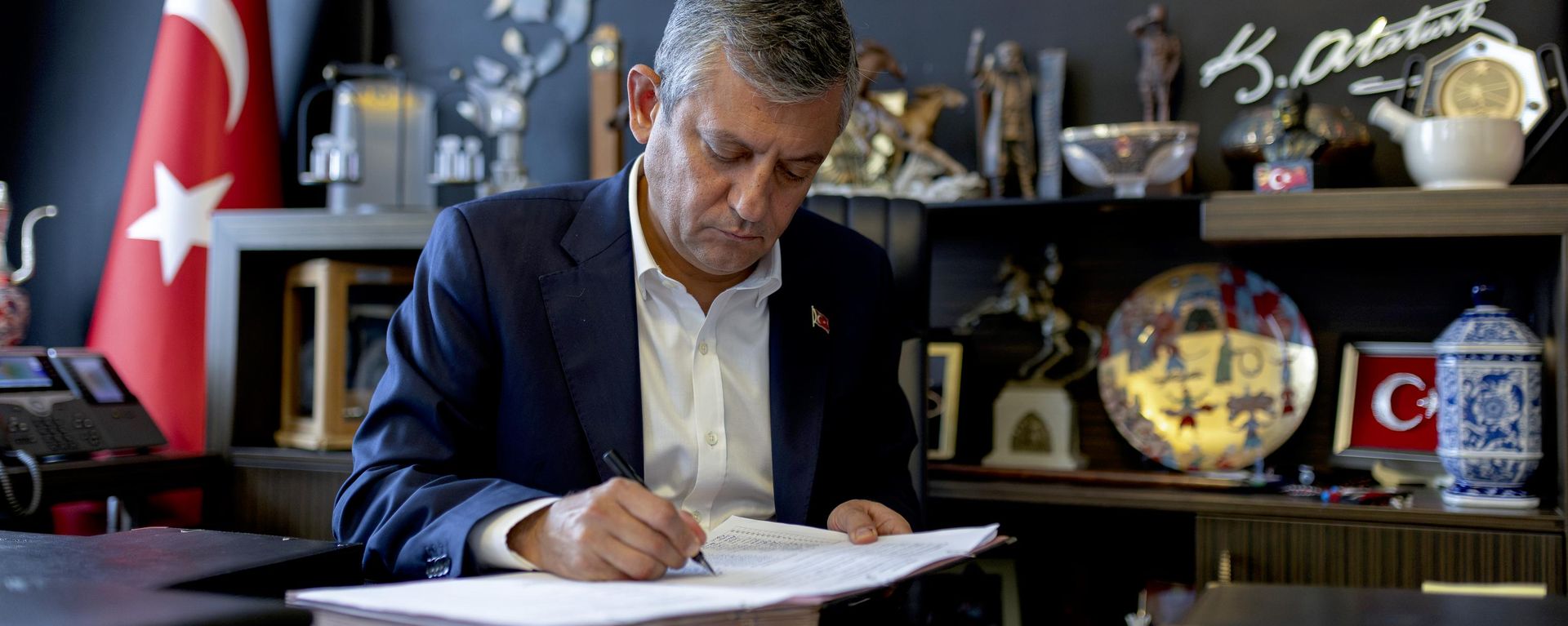 Özgür Özel - Sputnik Türkiye, 1920, 24.07.2026