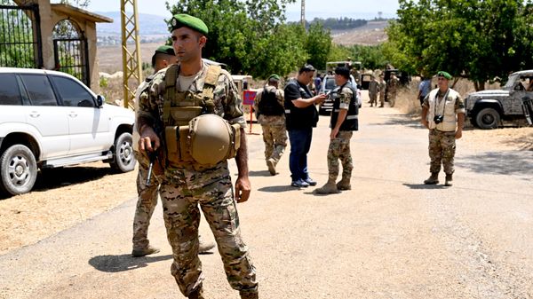 Lübnan'da İsrail'in çekildiği Batı Zavtar sakinlerine evlerini görmeleri için kısa süreli giriş izni verildi - Sputnik Türkiye