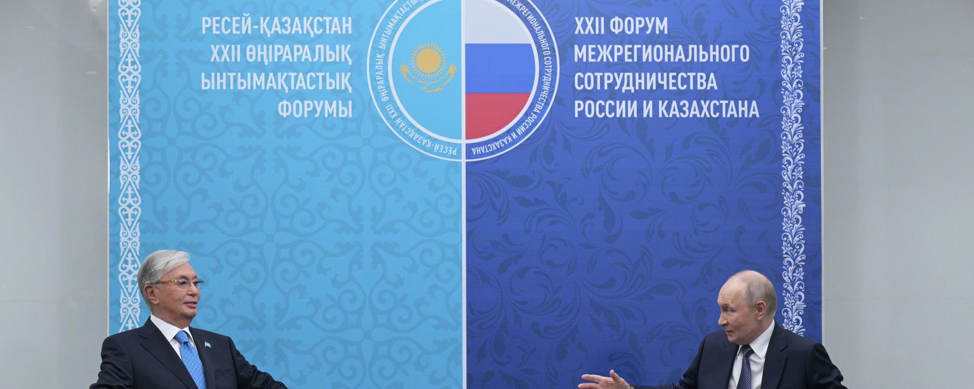Касым-Жомарт Токаев и Владимир Путин во время встречи в Омске  - Sputnik Türkiye, 1920, 25.07.2026