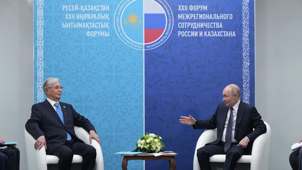 Касым-Жомарт Токаев и Владимир Путин во время встречи в Омске  - Sputnik Türkiye
