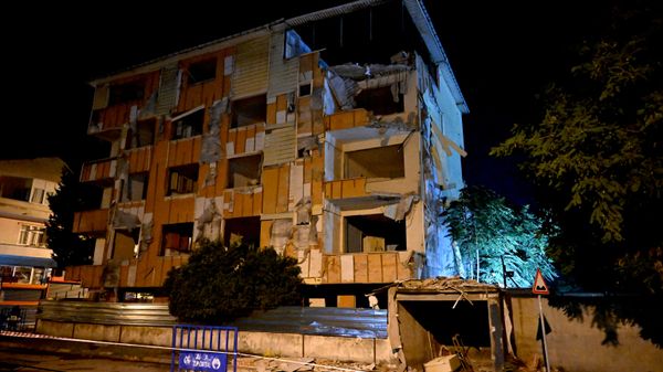 İstanbul'da kentsel dönüşüm kapsamındaki binanın balkonları ile duvarı çöktü - Sputnik Türkiye