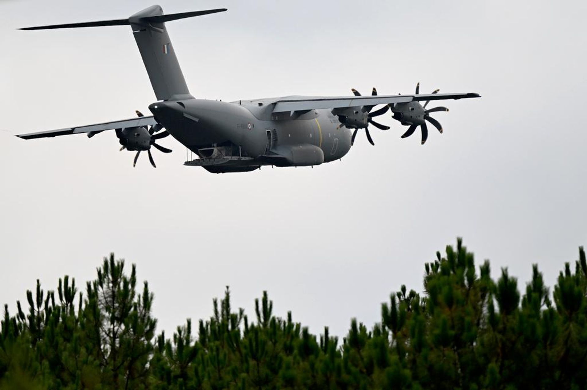 Fransa'daki yangınlarla mücadele amacıyla A400M askeri nakliye uçağının bölgeye sevk edildi. Fransa'daki yangınlarla mücadele amacıyla A400M askeri nakliye uçağının bölgeye sevk edildi. - Sputnik Türkiye, 1920, 26.07.2026