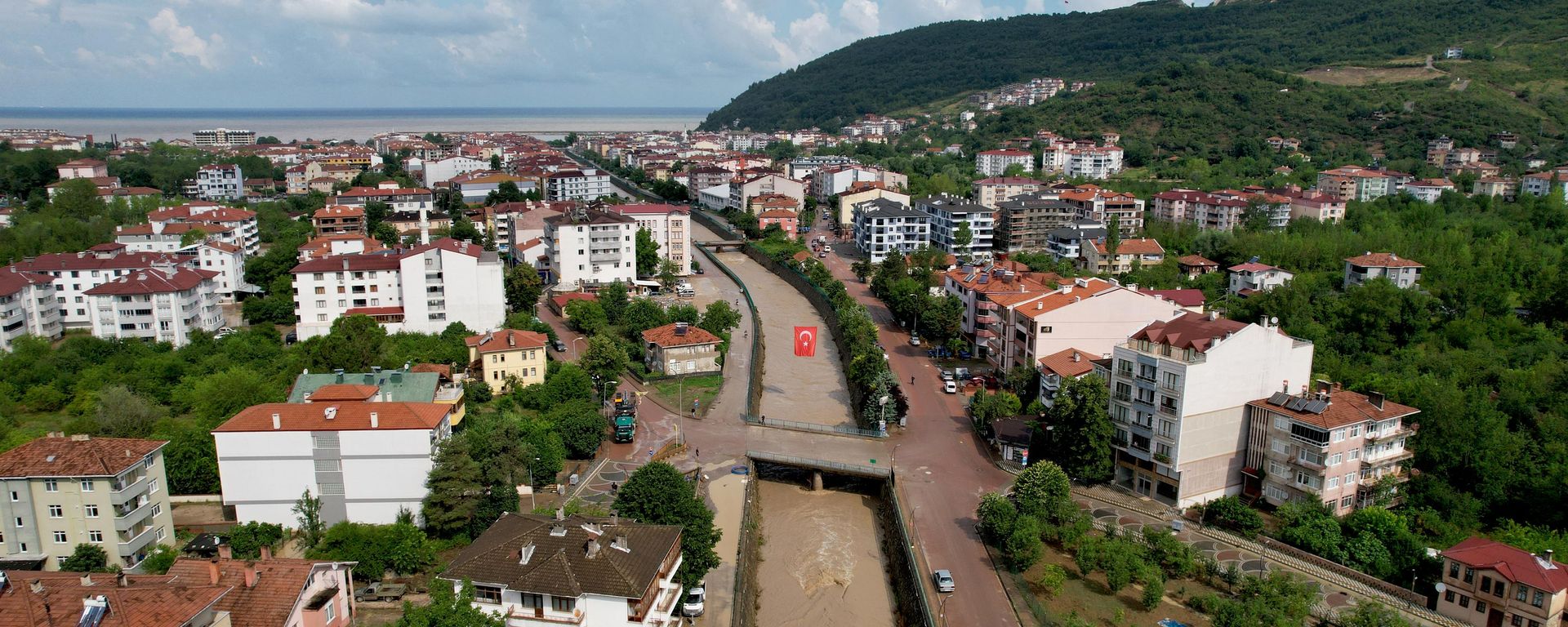 Kastamonu'da sel: Gece geç saatlerde su baskınları yaşandı, zemin kattakiler tahliye edildi - Sputnik Türkiye, 1920, 26.07.2026
