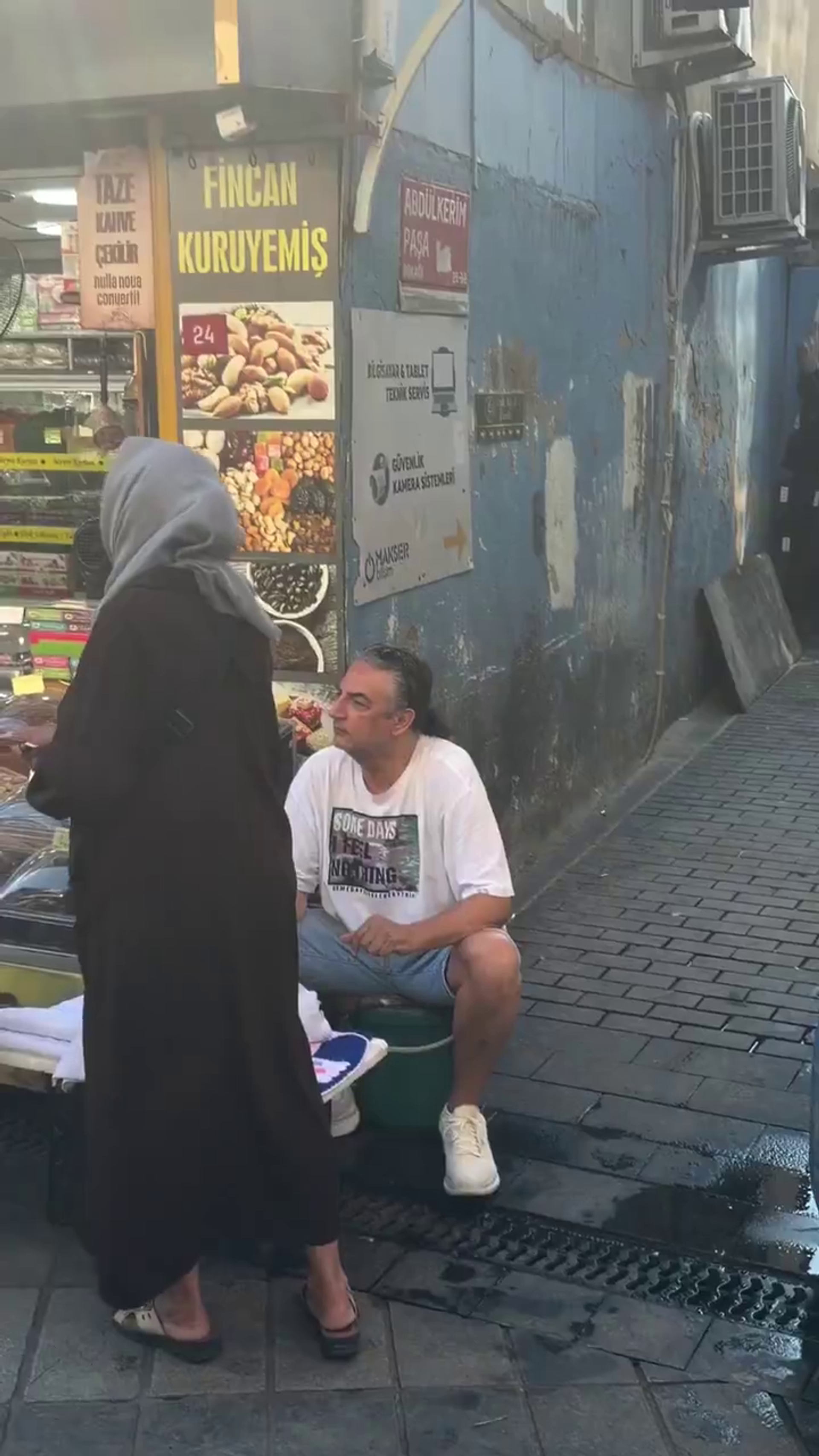 Sanatçı Çelik pazarda banyo lifi sattı: Sizce neden? - Sputnik Türkiye, 1920, 27.07.2026