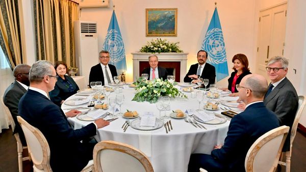 Birleşmiş Milletler (BM) Genel Sekreteri Antonio Guterres, Kuzey Kıbrıs Cumhurbaşkanı Tufan Erhürman ve Güney Kıbrıs Rum Yönetimi (GKRY) Lideri Nikos Hristodulidis'i akşam yemeğinde bir araya getirdi - Sputnik Türkiye