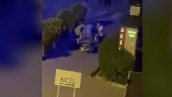 Kazada yaralanan yayaya sedyede kalp masajı yapan paramediğin zamana karşı mücadelesi takdir topladı - Sputnik Türkiye