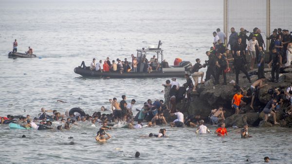 Fas'taki Castillejos kasabası kıyılarından hareket eden 800'ü aşkın düzensiz göçmen, yüzerek İspanya'nın Kuzey Afrika'daki toprağı olan Ceuta'ya çıktı - Sputnik Türkiye