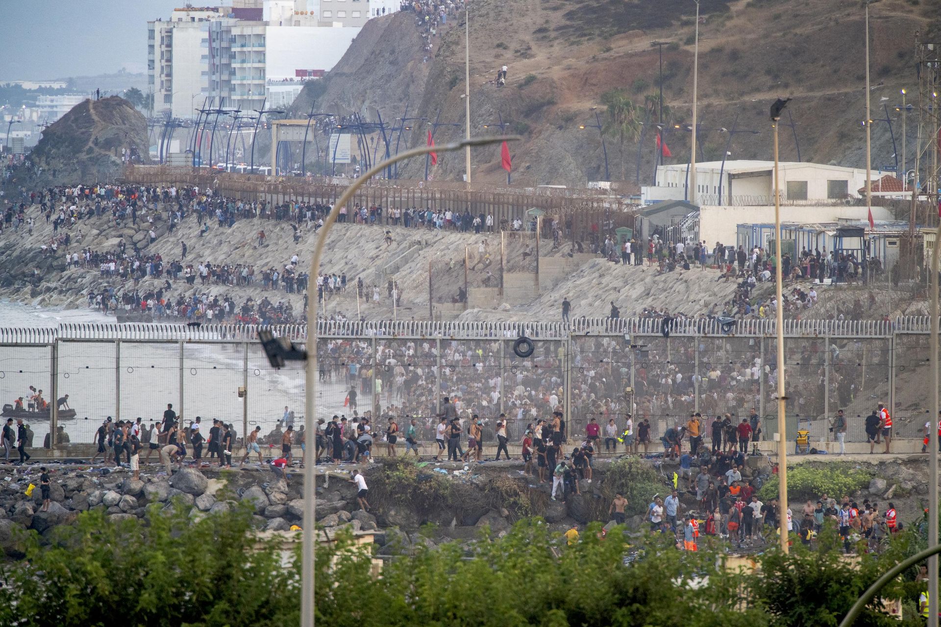 Fas'taki Castillejos kasabası kıyılarından hareket eden 800'ü aşkın düzensiz göçmen, yüzerek İspanya'nın Kuzey Afrika'daki toprağı olan Ceuta'ya çıktı Fas'taki Castillejos kasabası kıyılarından hareket eden 800'ü aşkın düzensiz göçmen, yüzerek İspanya'nın Kuzey Afrika'daki toprağı olan Ceuta'ya çıktı - Sputnik Türkiye, 1920, 31.07.2026