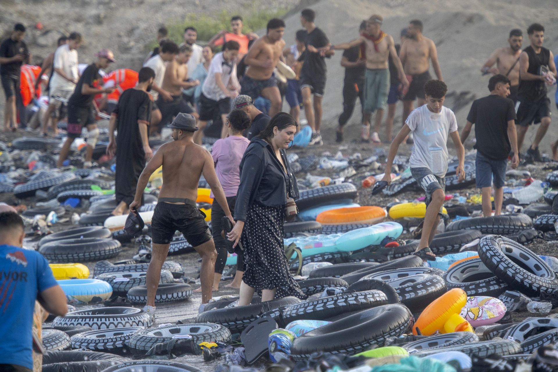 Fas'taki Castillejos kasabası kıyılarından hareket eden 800'ü aşkın düzensiz göçmen, yüzerek İspanya'nın Kuzey Afrika'daki toprağı olan Ceuta'ya çıktı Fas'taki Castillejos kasabası kıyılarından hareket eden 800'ü aşkın düzensiz göçmen, yüzerek İspanya'nın Kuzey Afrika'daki toprağı olan Ceuta'ya çıktı - Sputnik Türkiye, 1920, 31.07.2026