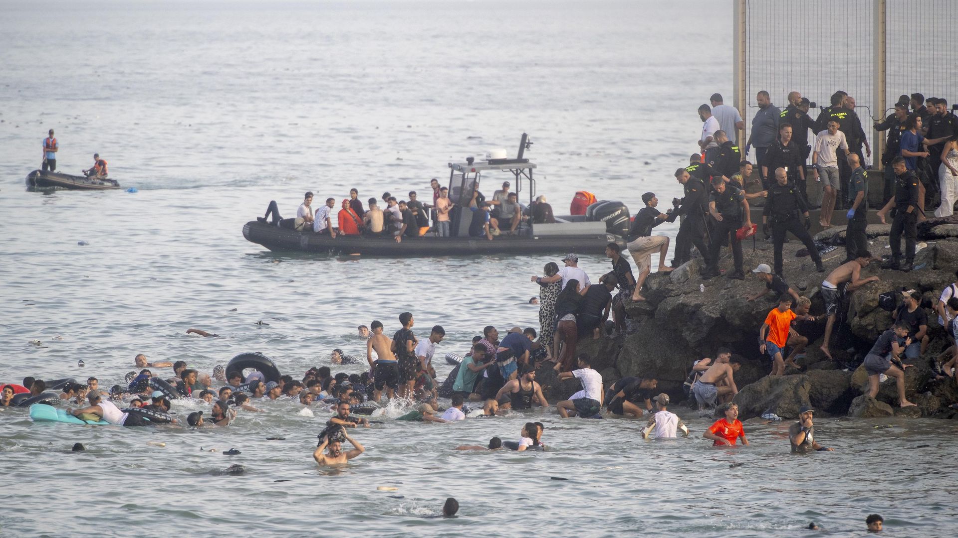Fas'taki Castillejos kasabası kıyılarından hareket eden 800'ü aşkın düzensiz göçmen, yüzerek İspanya'nın Kuzey Afrika'daki toprağı olan Ceuta'ya çıktı Fas'taki Castillejos kasabası kıyılarından hareket eden 800'ü aşkın düzensiz göçmen, yüzerek İspanya'nın Kuzey Afrika'daki toprağı olan Ceuta'ya çıktı - Sputnik Türkiye, 1920, 31.07.2026