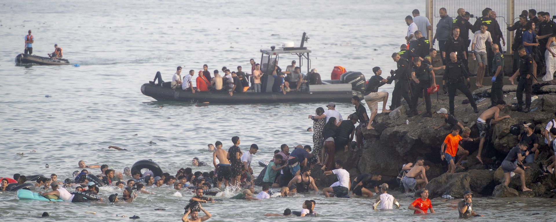 Fas'taki Castillejos kasabası kıyılarından hareket eden 800'ü aşkın düzensiz göçmen, yüzerek İspanya'nın Kuzey Afrika'daki toprağı olan Ceuta'ya çıktı - Sputnik Türkiye, 1920, 31.07.2026