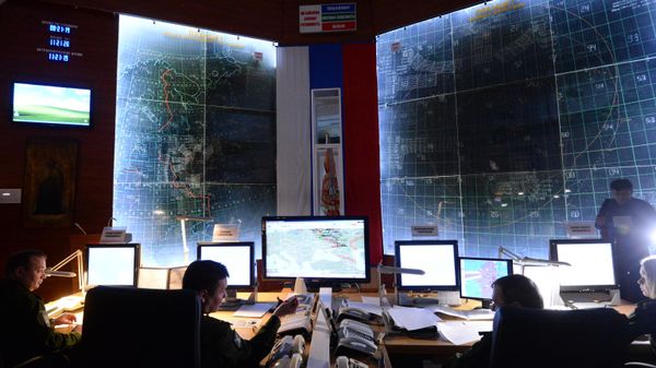 Военнослужащие на командном пункте во время несения боевого дежурства зенитными ракетными дивизионами Минобороны в Московской области - Sputnik Türkiye