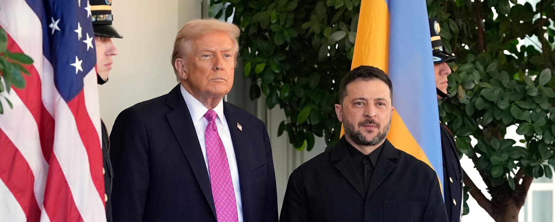President Donald Trump, left, greets Ukraine's Volodymyr Zelensky at the White House, Friday, Oct. 17, 2025, in Washington.  - Sputnik Türkiye, 1920, 31.07.2026